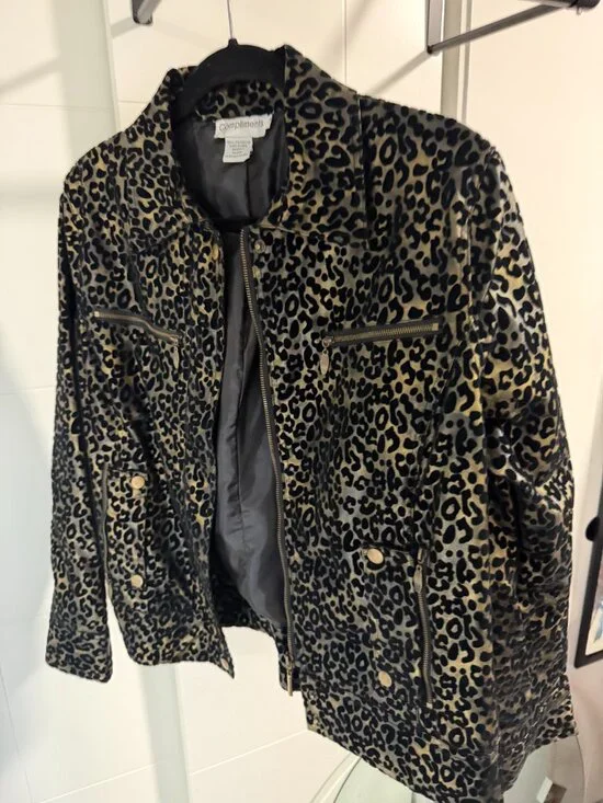 Fierce Leopard Velvet Moto Jacket: Channel Your Inner Jungle Queen - Picture 4 of 7